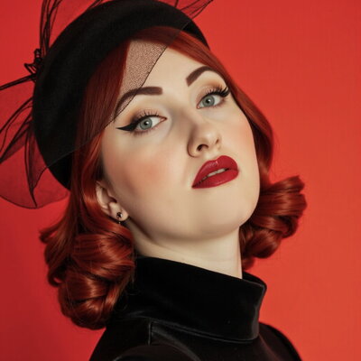 Ведущая на свадьбу Лиза Боярова