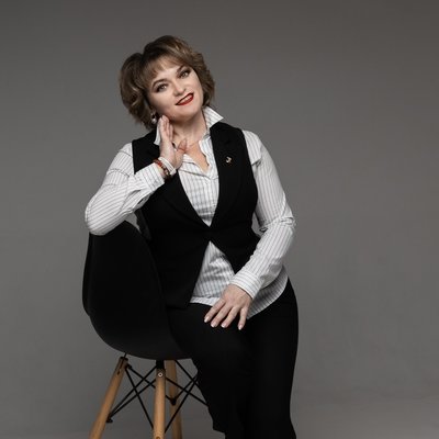 Ведущий, артист Инна Сугак